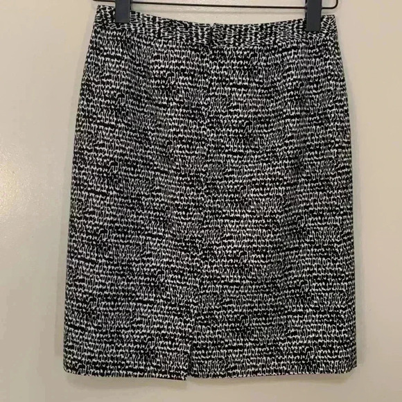 Halogen lined skirt,  97% cotton 3% spandex w hidden back zipper - Picture 4 of 7